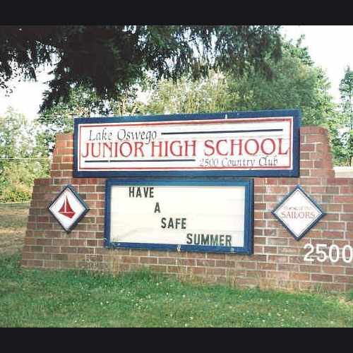 photo of Lake Oswego Junior High School at 2500 Country Club Rd Lake Oswego OR 97035