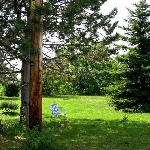photo of Côté droit de la maison, jardin at 274 Chemin Saint Raphaël Saint-Jean-sur-Richelieu QC Canada