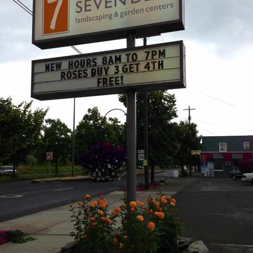 photo of Dennis' 7 Dees at 6025 Southeast Powell Boulevard Portland OR 97206